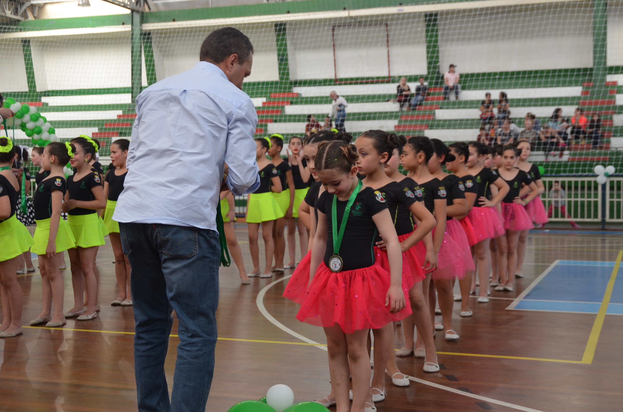 Premiação Entrega das medalhas a todas as participantes do Festival